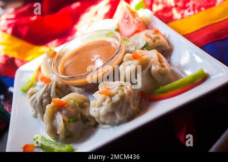 I Momo sono gnocchi a misura di bocconcino realizzati con un cucchiaio di impasti avvolti con origini tibetane. Foto Stock