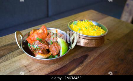 Ciotola con verdure e manzo con salsa al curry. Cucina tradizionale indiana. Foto Stock