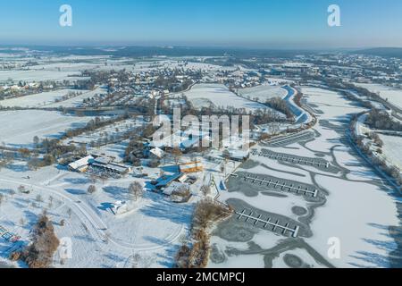 Veduta aerea della regione intorno al Lago Centro Schlungenhof sul Lago Altmühl nel Distretto dei Laghi di Fraconian in inverno Foto Stock