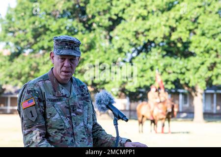 Il generale Kenneth Kamper, comandante generale, il Centro di Eccellenza dei fuochi e Fort Sill accolsero il Re Cestis nel suo nuovo ruolo di Comandante degli Stati Uniti nel 45th Army Air Defense Artillery School, durante una cerimonia del 7 luglio 2022. Foto Stock