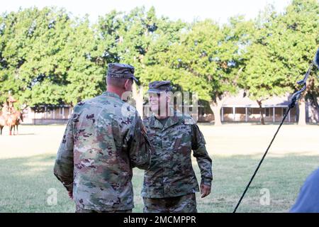 Il generale Kenneth Kamper, comandante generale, il Centro di Eccellenza dei fuochi e Fort Sill accolsero il Re Colo Curtis come il 45th° Comandante degli Stati Uniti Army Air Defense Artillery School, Capo di Air Defense Artillery e Vice comandante del Centro di Eccellenza incendi e Fort Sill durante una cerimonia 7 luglio 2022. Foto Stock