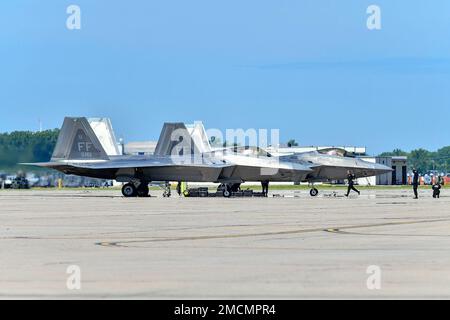 Il team dimostrativo F-22 Raptor arriva alla base della Guardia Nazionale aerea di Selfridge, Michigan, il 7 luglio 2022. Il team Demo ha sede presso la base dell'aeronautica militare di Langley, Virginia. Il Raptor fa parte della squadra dimostrativa Air Combat Command F-22 ed esegue manovre aeree di precisione per dimostrare le sue capacità uniche. Il team è a Selfridge per sostenere la casa aperta e lo spettacolo aereo della base, dal 9 al 10 luglio. Foto Stock