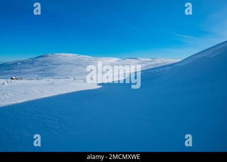 Vicino a Pallastunturi cadde, Montellin maja aperta rifugio nella parte sinistra/centrale della foto, Muonio, Lapponia, Finlandia Foto Stock