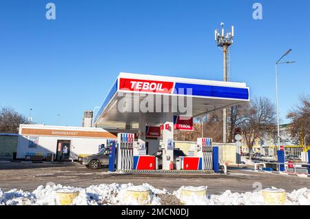 Samara, Russia - 19 gennaio 2023: Stazione di servizio Teboil nella soleggiata giornata invernale. Teboil è una filiale della compagnia petrolifera russa Lukoil Foto Stock
