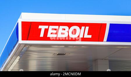 Samara, Russia - 19 gennaio 2023: Logo della stazione di servizio Teboil con sfondo cielo blu. Teboil è una filiale della compagnia petrolifera russa Lukoil Foto Stock