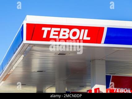 Samara, Russia - 19 gennaio 2023: Logo della stazione di servizio Teboil con sfondo cielo blu. Teboil è una filiale della compagnia petrolifera russa Lukoil Foto Stock