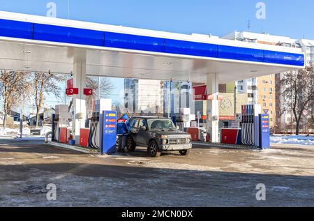 Samara, Russia - 19 gennaio 2023: Stazione di servizio Teboil nella soleggiata giornata invernale. Teboil è una filiale della compagnia petrolifera russa Lukoil Foto Stock