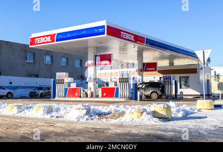 Samara, Russia - 19 gennaio 2023: Stazione di servizio Teboil nella soleggiata giornata invernale. Teboil è una filiale della compagnia petrolifera russa Lukoil Foto Stock