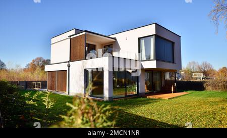 Architettura cubista. Casa accogliente e moderna con garage e strada acciottolata. Architettura moderna. Foto Stock