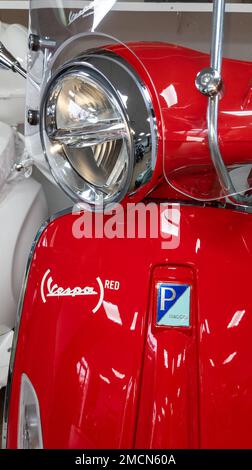 Bordeaux , Aquitaine France - 20 01 2023 : marchio vespa piaggio logo e segno di testo su scooter retro moderno rosso edizione limitata Foto Stock