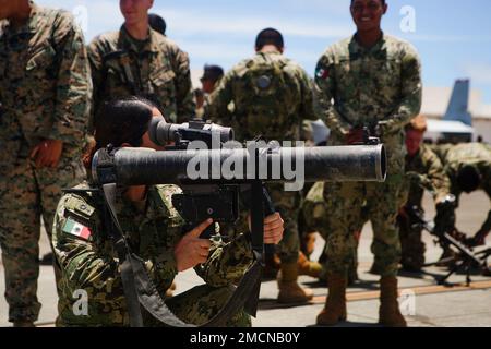 220707-M-WC972-1436 MARINE CORPS BASE HAWAII, Hawaii (7 luglio 2022) Una Marina assegnata alla fanteria navale messicana guarda verso il basso la vista di un Mk 153 Shoulder-lanciato arma d Assault multiuso durante una familiarizzazione con le armi straniere con gli Stati Uniti Corpo marino, esercito australiano, corpo marino malese, corpo marino cileno, corpo marino indonesiano e Royal Tongan Marines durante Rim of the Pacific (RIMPAC) 2022. Ventisei nazioni, 38 navi, quattro sottomarini, più di 170 aerei e 25.000 personale partecipano al RIMPAC 2022 da giugno 29 a agosto 4 nelle isole hawaiane e nei dintorni Foto Stock