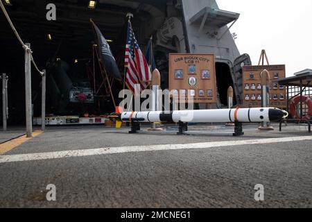 220707-N-NR343-1182 ATTIVITÀ DI SUPPORTO NAVALE BAHRAIN (7 luglio 2022) Commander Task Force (CTF) 52 mostra un veicolo senza equipaggio minesweeping sul quarterdeck della nave da combattimento litoranea USS Sioux City (LCS 11), mentre pierside al Naval Support Activity Bahrain, luglio 7. Sioux City è dislocata nell'area operativa della flotta statunitense 5th per garantire la sicurezza e la stabilità marittima nella regione del Medio Oriente. Foto Stock