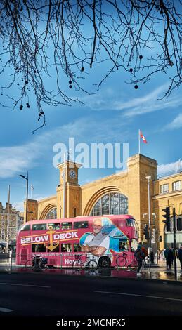 Autobus fuori dalla facciata vittoriana della stazione ferroviaria di King's Cross, Londra, Inghilterra. Foto Stock