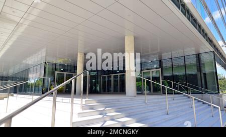 Frammento astratto di architettura contemporanea, pareti in vetro e cemento. Edificio degli uffici. Foto Stock