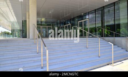 Frammento astratto di architettura contemporanea, pareti in vetro e cemento. Edificio degli uffici. Foto Stock