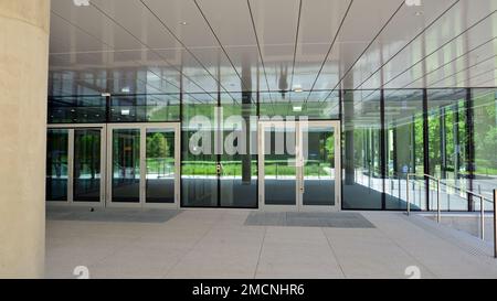 Frammento astratto di architettura contemporanea, pareti in vetro e cemento. Edificio degli uffici. Foto Stock