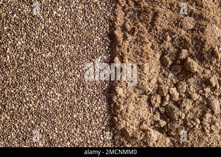 Primo piano di semi di chia interi e macinati su uno schermo diviso. Struttura organica sfondo astratto. Foto Stock