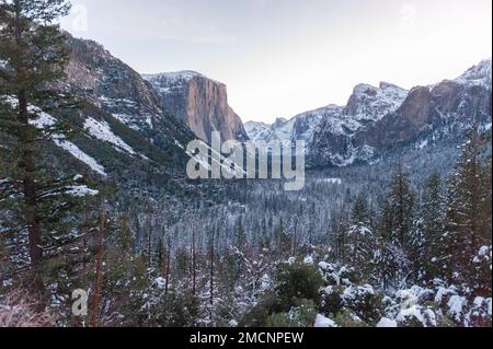 Vista panoramica sulla valle di Yosemite, dal Tunnel, che mostra una valle coperta di neve a Dawn Foto Stock