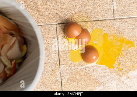 Smaltimento efficace dei rifiuti: Rifiuti organici in bidone per un ambiente sostenibile Foto Stock