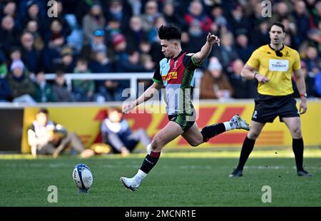 Twickenham, Regno Unito. 21st Jan, 2023. Campionato europeo di rugby. Harlequins V Cell C Sharks. Twickenham Stoop. Twickenham. Marcus Smith (Harlequins) calcia durante la Harlequins V Cell C Sharks Heineken Champions Cup round 4, Pool A match. Credit: Sport in Pictures/Alamy Live News Foto Stock