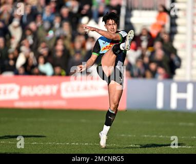 Twickenham, Regno Unito. 21st Jan, 2023. Campionato europeo di rugby. Harlequins V Cell C Sharks. Twickenham Stoop. Twickenham. Marcus Smith (Harlequins) calcia durante la Harlequins V Cell C Sharks Heineken Champions Cup round 4, Pool A match. Credit: Sport in Pictures/Alamy Live News Foto Stock