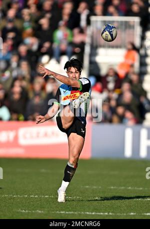 Twickenham, Regno Unito. 21st Jan, 2023. Campionato europeo di rugby. Harlequins V Cell C Sharks. Twickenham Stoop. Twickenham. Marcus Smith (Harlequins) calcia durante la Harlequins V Cell C Sharks Heineken Champions Cup round 4, Pool A match. Credit: Sport in Pictures/Alamy Live News Foto Stock