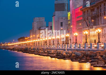 Vista panoramica di Bari, Italia meridionale, la regione Puglia (Puglia) lungomare al crepuscolo. Foto Stock