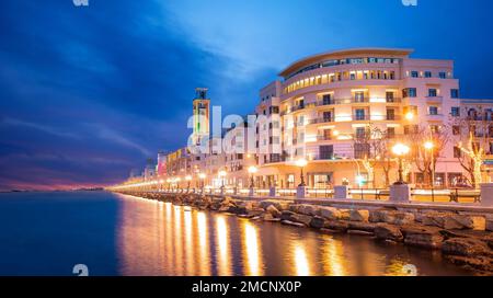 Vista panoramica di Bari, Italia meridionale, la regione Puglia (Puglia) lungomare al crepuscolo. Foto Stock