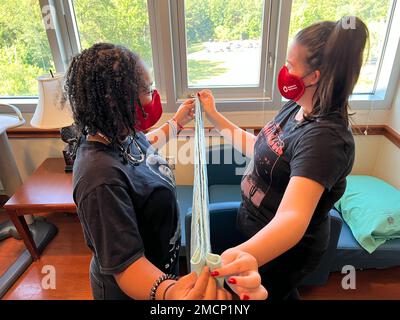 Ciamoni Gerber (a sinistra) e Makayla Goody (a destra), gli studenti della Leesville High School assistono, se necessario, nel dipartimento di lavoro, consegna e Postpartum della Bayne-Jones Army Community Hospital durante il programma di sei settimane per i giovani estivi della Croce Rossa americana presso il Joint Readiness Training Center e Fort Polk, Louisiana. Foto Stock