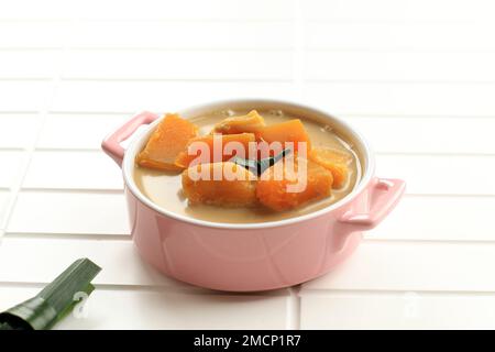 Kolak Labu Ifthar Food, latte di cocco stufato di zucca, Thai Dessert bollito frutta di zucca tagliata a fette in latte di cocco con zucchero di palma. Foto Stock