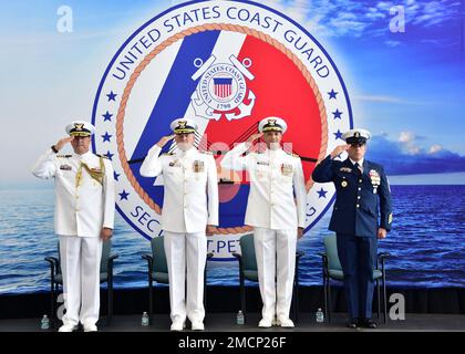 Il capitano Michael Kahle ha sollevato il capitano Matthew Thompson come il comandante del settore della guardia costiera St. Pietroburgo, durante una cerimonia di cambio di comando al Porto di Tampa, 8 luglio 2022. L'evento assicura la continuità della leadership e delle operazioni all'interno dell'area di responsabilità del distretto. STATI UNITI Foto della Guardia Costiera di Petty Officer 1st Classe Ayla Hudson. Foto Stock