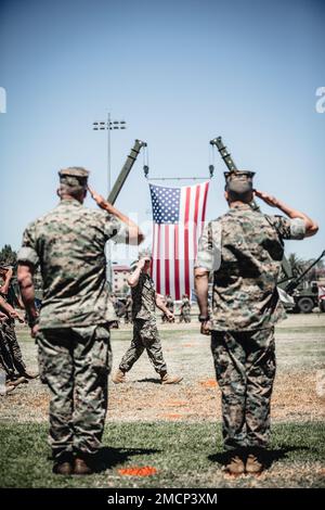 STATI UNITI Folsom (centro), ufficiale comandante del quartier generale battaglione, rende onore al maggiore generale Roger B. Turner (sinistra) e al maggiore generale Benjamin T. Watson durante la cerimonia di cambio di comando della divisione marina del 1st a Camp Pendleton, California, 8 luglio 2022. La cerimonia ha rappresentato il trasferimento di responsabilità, autorità e responsabilità da Turner, il generale uscente, a Watson. Foto Stock