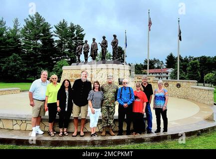 Robert Bruce McCoy, l'uomo che Fort McCoy, Wisconsin, prende il nome, fermati per una foto di fronte al Veterans Memorial Plaza il 8 luglio 2022, Con Fort McCoy Garrison Commander Michael poss e sua moglie Dawn poss all'installazione durante una visita speciale al posto dalla famiglia McCoy. I discendenti di McCoy hanno visitato l'area commemorativa di Fort McCoy e tutto ciò che offre per saperne di più sulla storia militare della loro famiglia con l'installazione. Foto Stock