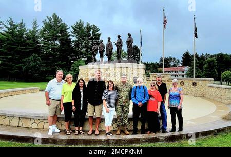 Robert Bruce McCoy, l'uomo che Fort McCoy, Wisconsin, prende il nome, fermati per una foto di fronte al Veterans Memorial Plaza il 8 luglio 2022, Con Fort McCoy Garrison Commander Michael poss e sua moglie Dawn poss all'installazione durante una visita speciale al posto dalla famiglia McCoy. I discendenti di McCoy hanno visitato l'area commemorativa di Fort McCoy e tutto ciò che offre per saperne di più sulla storia militare della loro famiglia con l'installazione. Foto Stock