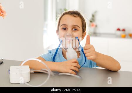 Ragazza carina con maschera nebulizzatore. Foto Stock