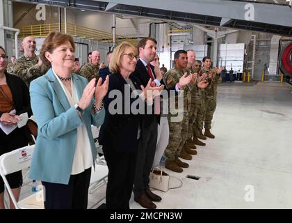 Da sinistra, una delegazione congressuale tra cui il Sen. Jeanne Shaheen, il Sen. Maggie Hassan e il Rep. Chris Pappas applaude insieme alla dirigenza della Guardia Nazionale del New Hampshire durante l'assunzione della cerimonia di comando dello Squadrone per il rifornimento aereo del 64th il 8 luglio 2022, alla base della Guardia Nazionale dell'aria di Pease a Newington, New Hampshire. Il 64th fu originariamente assegnato a Pease nel 2009 a sostegno del KC-135 Stratotanker, che fu ceduto nel 2019. L'unità è tornata a supportare il nuovo complemento della Wing di una dozzina di rifornimenti Pegasus KC-46A. Il 64th dovrebbe aumentare a 160 Airmen entro dicembre 2023. Foto Stock