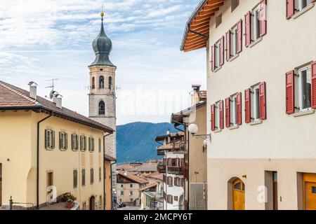 Fondo paese, (Borgo d'Anaunia) Valle non, Trento, Trentino Alto Adige - campanile barocco della chiesa parrocchiale di San Martino, Italia settentrionale Foto Stock