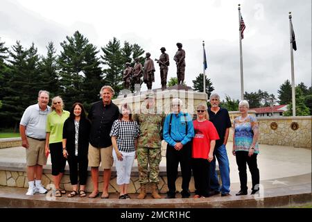 Robert Bruce McCoy, l'uomo che Fort McCoy, Wisconsin, prende il nome, fermati per una foto di fronte al Veterans Memorial Plaza il 8 luglio 2022, Con Fort McCoy Garrison Commander Michael poss e sua moglie Dawn poss all'installazione durante una visita speciale al posto dalla famiglia McCoy. I discendenti di McCoy hanno visitato l'area commemorativa di Fort McCoy e tutto ciò che offre per saperne di più sulla storia militare della loro famiglia con l'installazione. Foto Stock