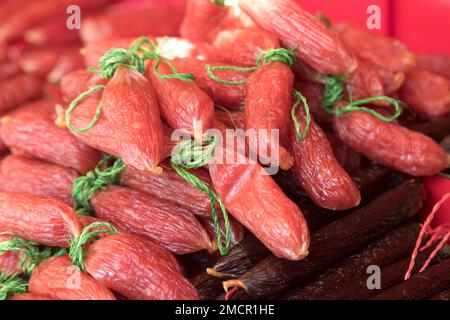 Salsicce cinesi in vendita a Singapore Chinatown. La salsiccia cinese ha un sapore unico, un delizioso mix di dolci e salati. Foto Stock