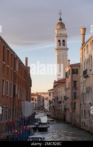 Vista sul campanile pendente della chiesa di San Giorgio dei Greci a Venezia Foto Stock