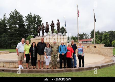 Robert Bruce McCoy, l'uomo che Fort McCoy, Wisconsin, prende il nome, fermati per una foto di fronte al Veterans Memorial Plaza il 8 luglio 2022, Con l'ex comandante di Fort McCoy Garrison Michael poss e sua moglie Dawn poss all'installazione durante una visita speciale al posto dalla famiglia McCoy. I discendenti di McCoy hanno visitato l'area commemorativa di Fort McCoy e tutto ciò che offre per saperne di più sulla storia militare della loro famiglia con l'installazione. Foto Stock