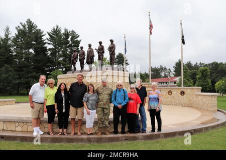 Robert Bruce McCoy, l'uomo che Fort McCoy, Wisconsin, prende il nome, fermati per una foto di fronte al Veterans Memorial Plaza il 8 luglio 2022, Con l'ex comandante di Fort McCoy Garrison Michael poss e sua moglie Dawn poss all'installazione durante una visita speciale al posto dalla famiglia McCoy. I discendenti di McCoy hanno visitato l'area commemorativa di Fort McCoy e tutto ciò che offre per saperne di più sulla storia militare della loro famiglia con l'installazione. Foto Stock