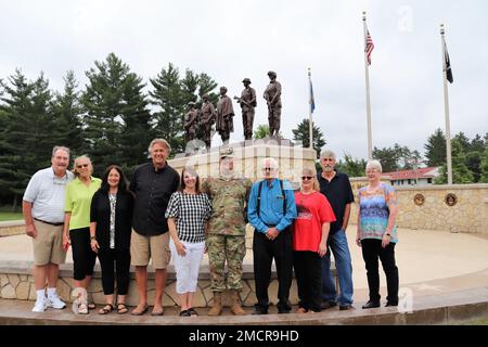 Robert Bruce McCoy, l'uomo che Fort McCoy, Wisconsin, prende il nome, fermati per una foto di fronte al Veterans Memorial Plaza il 8 luglio 2022, Con l'ex comandante di Fort McCoy Garrison Michael poss e sua moglie Dawn poss all'installazione durante una visita speciale al posto dalla famiglia McCoy. I discendenti di McCoy hanno visitato l'area commemorativa di Fort McCoy e tutto ciò che offre per saperne di più sulla storia militare della loro famiglia con l'installazione. Foto Stock