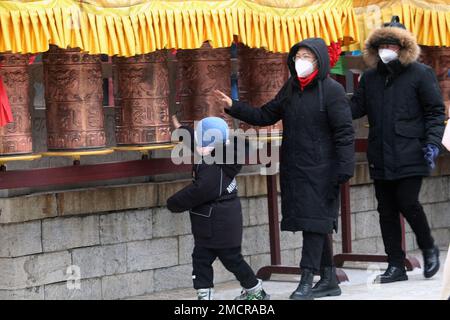 SHENYANG, CINA - 22 GENNAIO 2023 - le persone vengono al tempio di Shisheng per offrire incenso e campane ad anello per dare il benvenuto all'anno del coniglio a Shenyang, Foto Stock