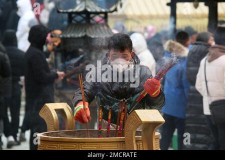 SHENYANG, CINA - 22 GENNAIO 2023 - le persone vengono al tempio di Shisheng per offrire incenso e campane ad anello per dare il benvenuto all'anno del coniglio a Shenyang, Foto Stock