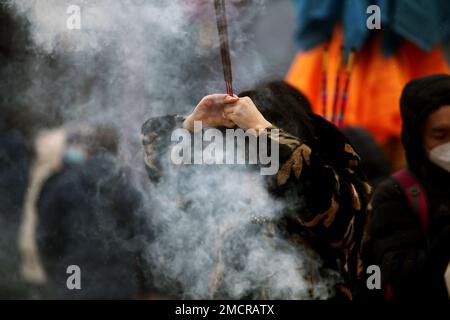 SHENYANG, CINA - 22 GENNAIO 2023 - le persone vengono al tempio di Shisheng per offrire incenso e campane ad anello per dare il benvenuto all'anno del coniglio a Shenyang, Foto Stock