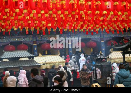 SHENYANG, CINA - 22 GENNAIO 2023 - le persone vengono al tempio di Shisheng per offrire incenso e campane ad anello per dare il benvenuto all'anno del coniglio a Shenyang, Foto Stock