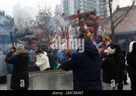 SHENYANG, CINA - 22 GENNAIO 2023 - le persone vengono al tempio di Shisheng per offrire incenso e campane ad anello per dare il benvenuto all'anno del coniglio a Shenyang, Foto Stock