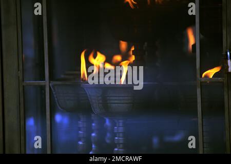 SHENYANG, CINA - 22 GENNAIO 2023 - le persone vengono al tempio di Shisheng per offrire incenso e campane ad anello per dare il benvenuto all'anno del coniglio a Shenyang, Foto Stock