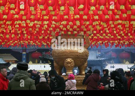 SHENYANG, CINA - 22 GENNAIO 2023 - le persone vengono al tempio di Shisheng per offrire incenso e campane ad anello per dare il benvenuto all'anno del coniglio a Shenyang, Foto Stock